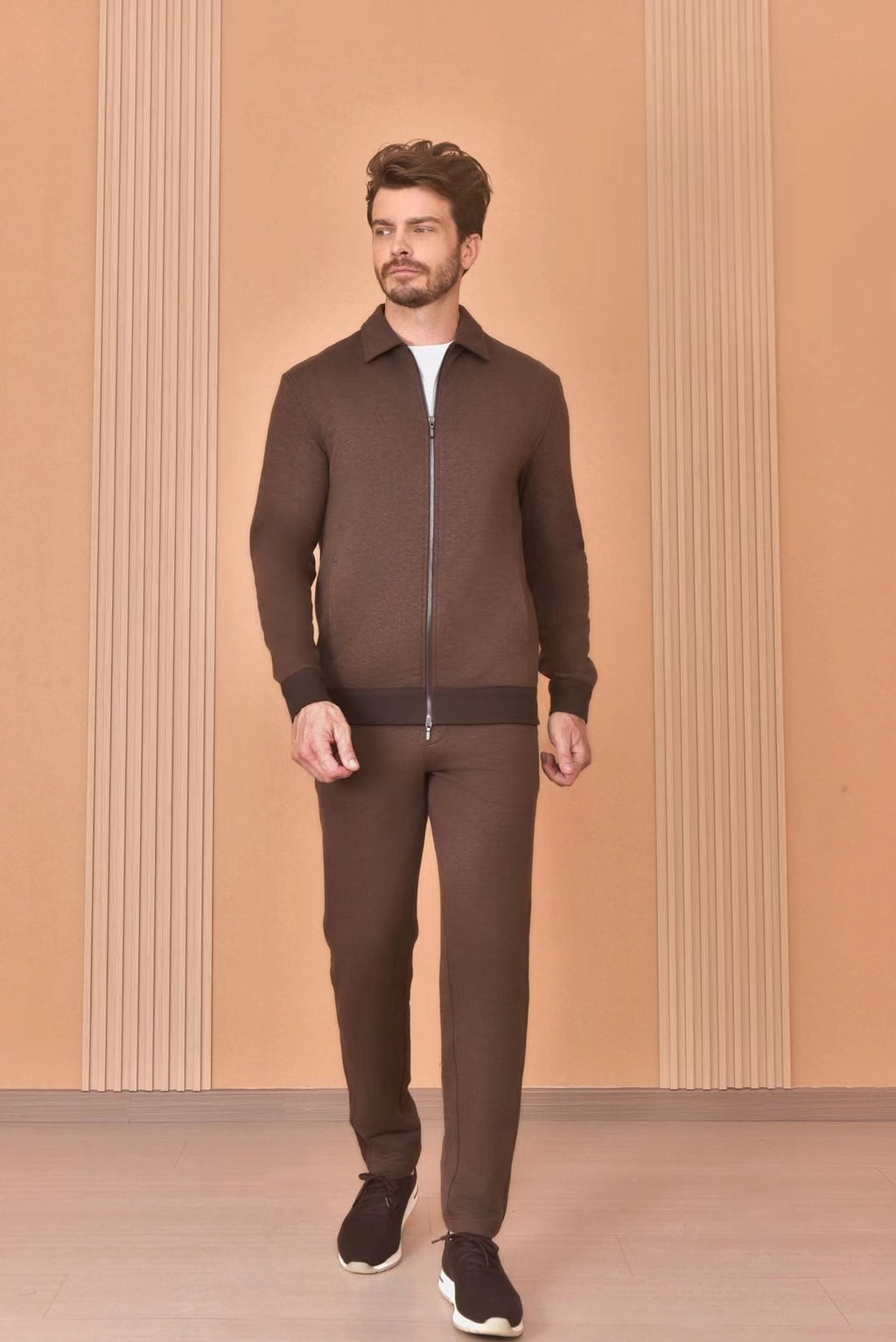 Loro Piana – Zip-Jacke, Hose und Sneaker in Braun & Schwarz Herren
