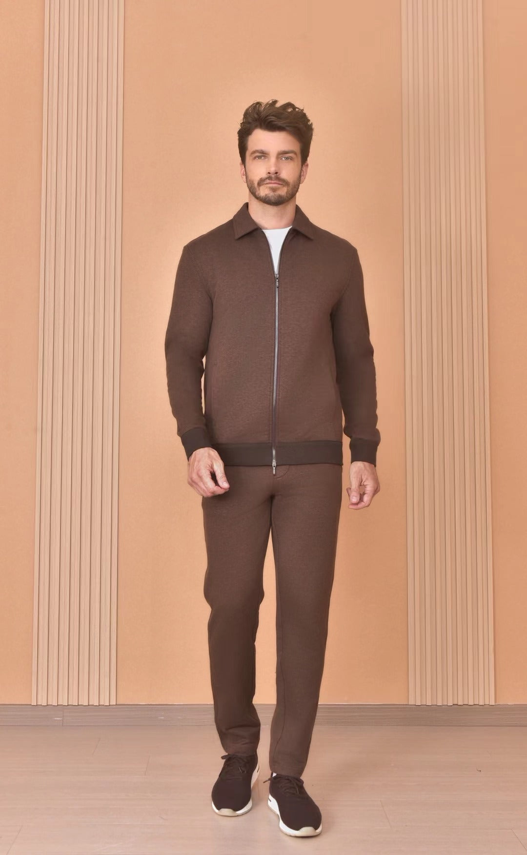 Loro Piana – Zip-Jacke, Hose und Sneaker in Braun & Schwarz Herren