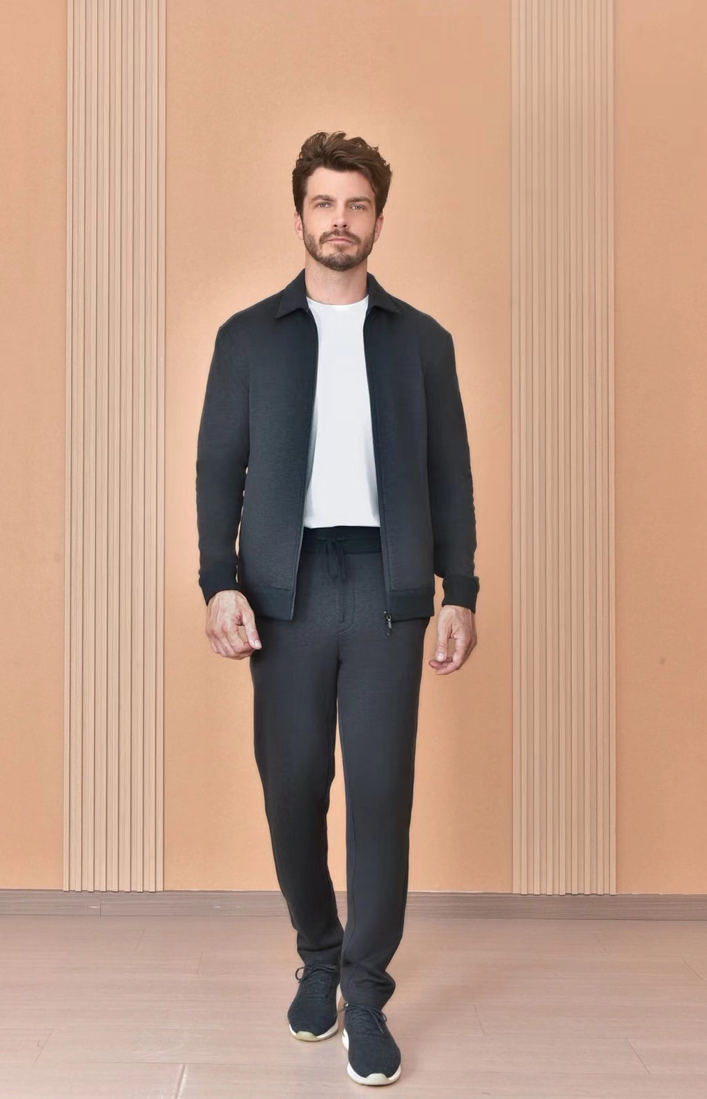 Loro Piana – Zip-Jacke, Hose und Sneaker in Dunkelgrau & Schwarz Herren