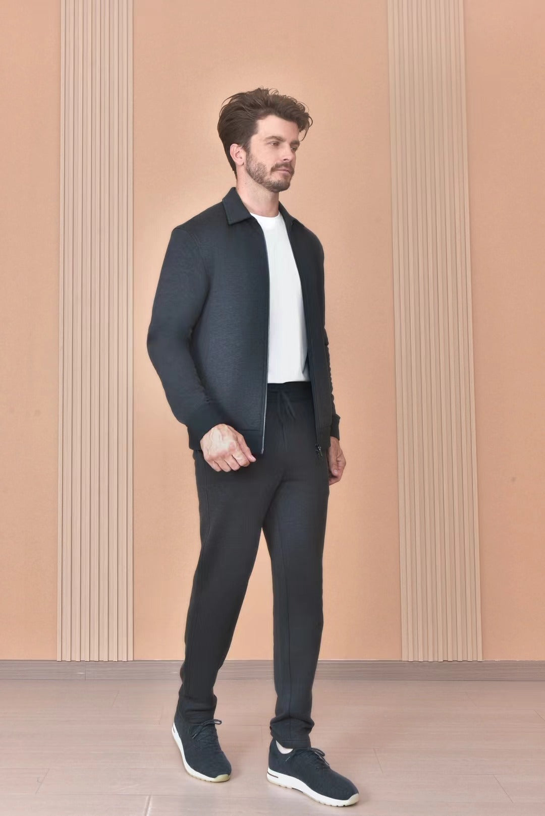 Loro Piana – Zip-Jacke, Hose und Sneaker in Dunkelgrau & Schwarz Herren