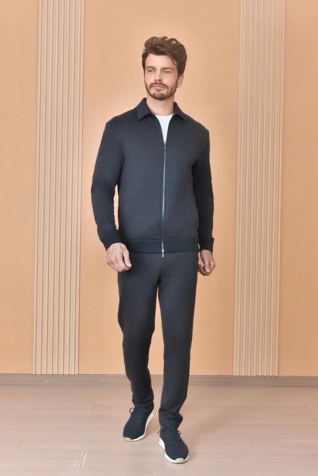 Loro Piana – Zip-Jacke, Hose und Sneaker in Dunkelgrau & Schwarz Herren
