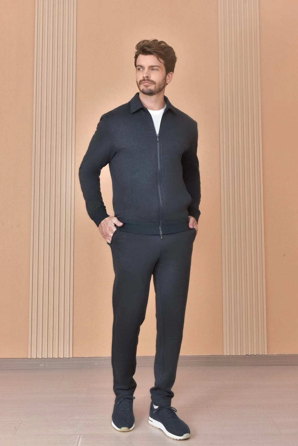 Loro Piana – Zip-Jacke, Hose und Sneaker in Dunkelgrau & Schwarz Herren