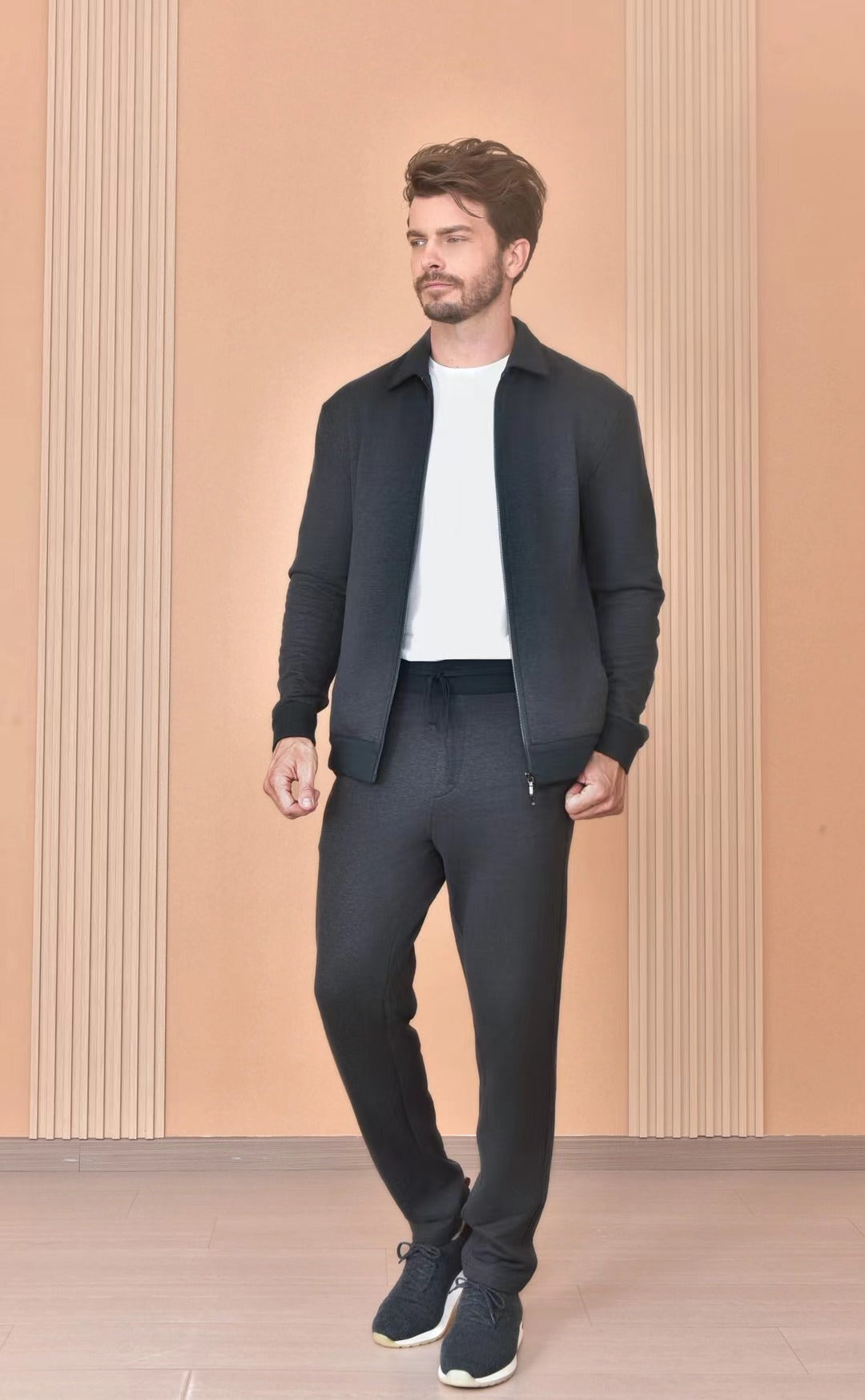 Loro Piana – Zip-Jacke, Hose und Sneaker in Dunkelgrau & Schwarz Herren