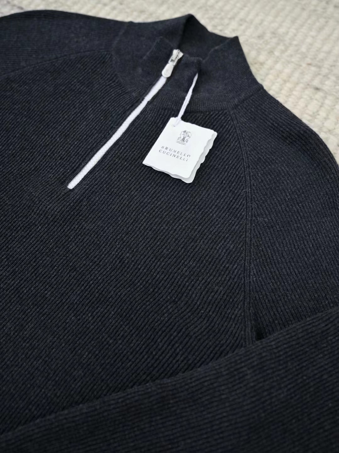 Brunello Cucinelli – Half-Zip-Pullover aus gerippter Wolle in Dunkelgrau Herren