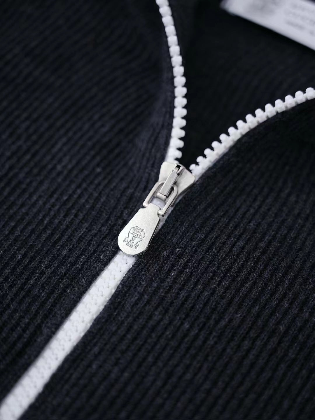 Brunello Cucinelli – Half-Zip-Pullover aus gerippter Wolle in Dunkelgrau Herren