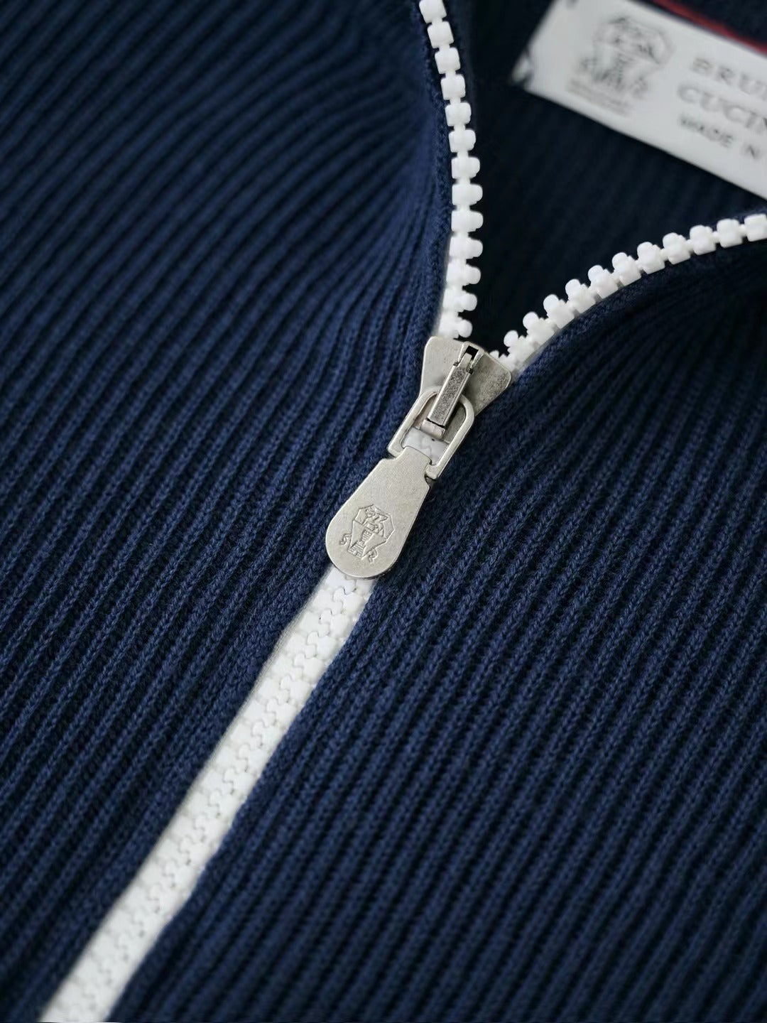 Brunello Cucinelli – Quarter-Zip-Pullover aus gerippter Wolle in Marineblau Herren