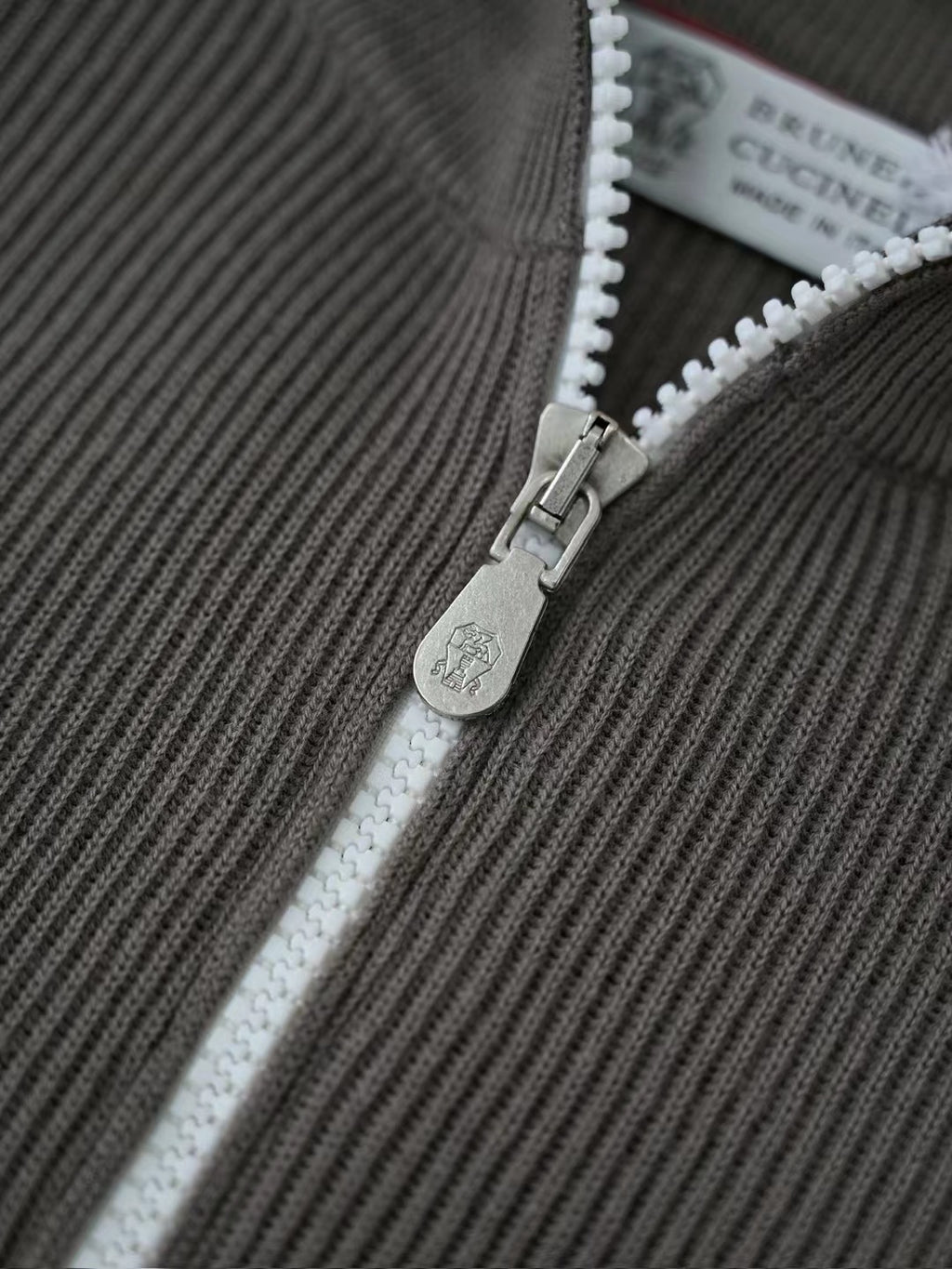 Brunello Cucinelli – Quarter-Zip-Pullover aus gerippter Wolle in Dunkelbraun Herren