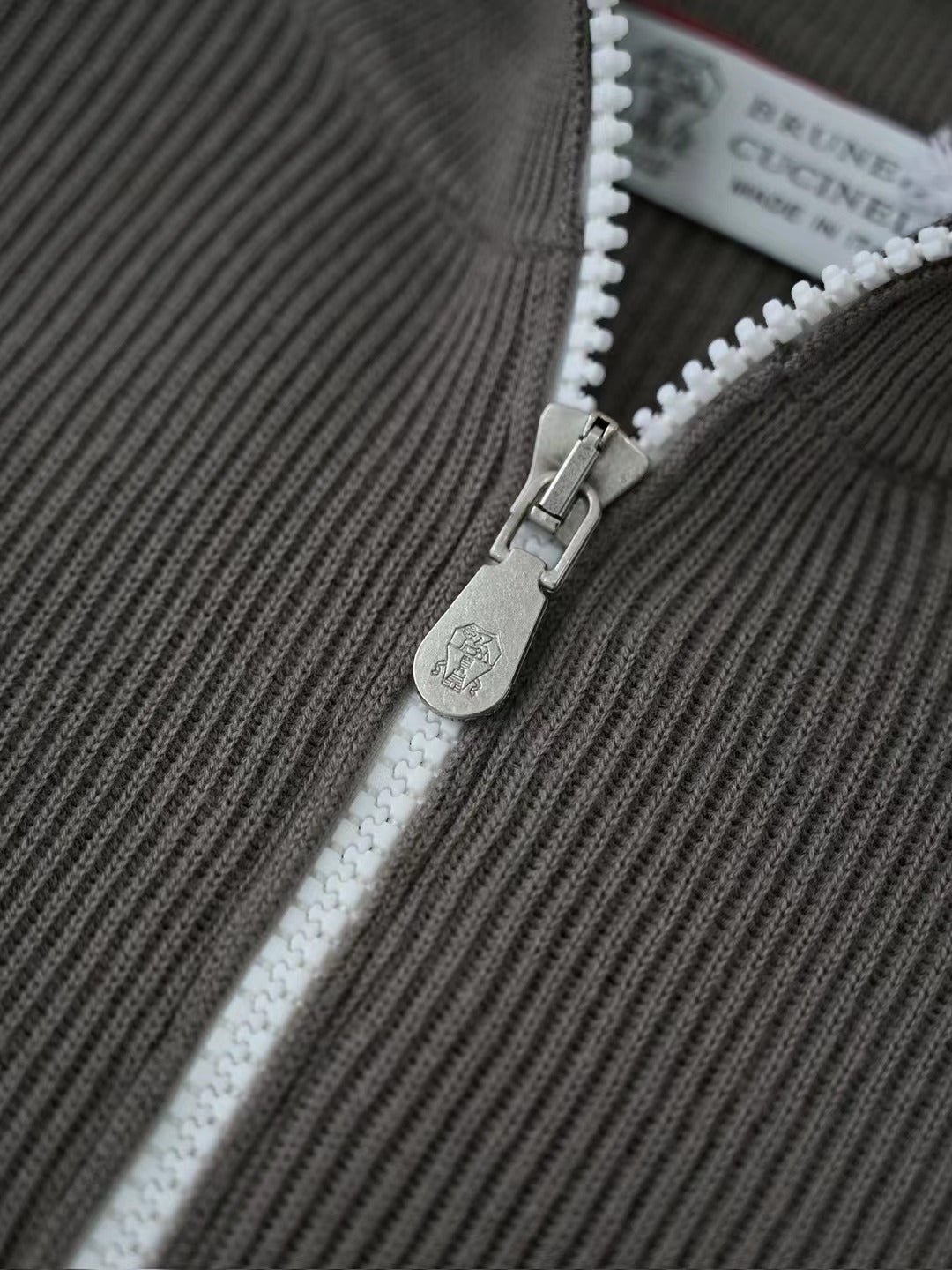 Brunello Cucinelli – Quarter-Zip-Pullover aus gerippter Wolle in Dunkelbraun Herren