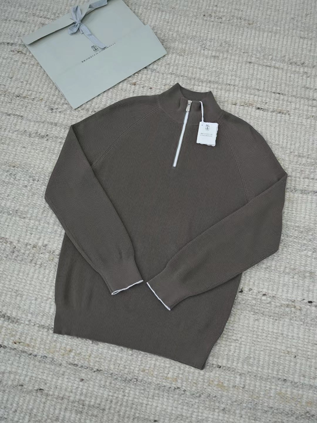 Brunello Cucinelli – Quarter-Zip-Pullover aus gerippter Wolle in Dunkelbraun Herren