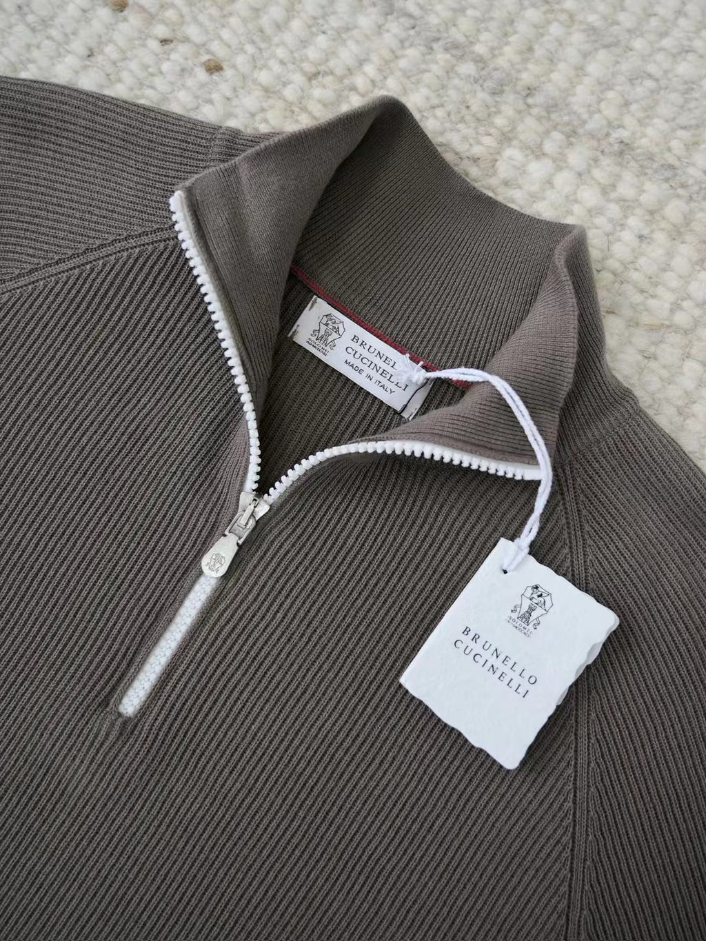 Brunello Cucinelli – Quarter-Zip-Pullover aus gerippter Wolle in Dunkelbraun Herren
