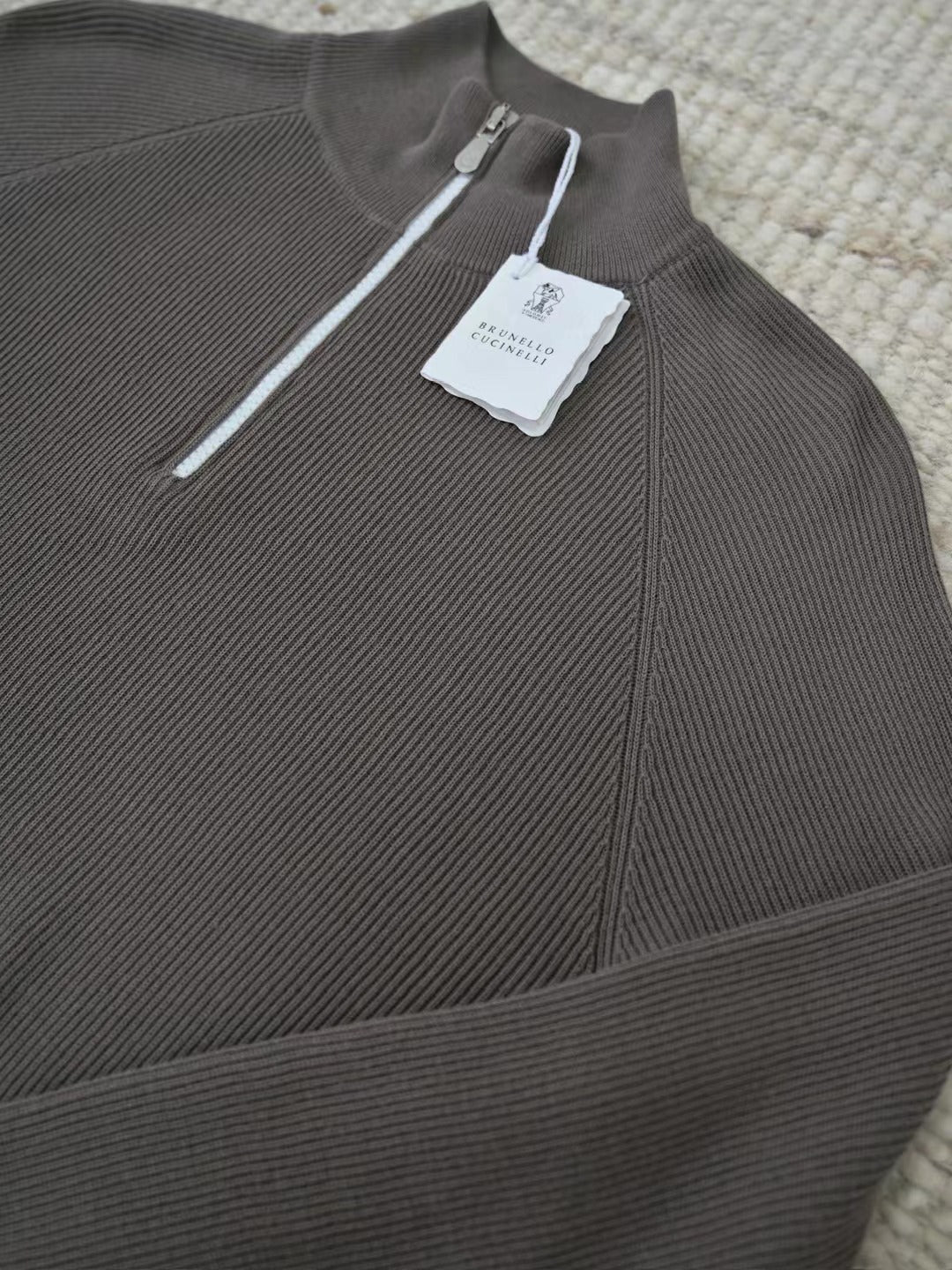 Brunello Cucinelli – Quarter-Zip-Pullover aus gerippter Wolle in Dunkelbraun Herren