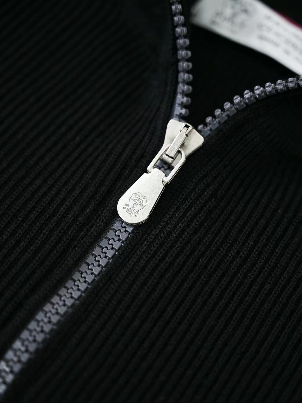 Brunello Cucinelli – Gerippter Half-Zip-Pullover in Schwarz Herren