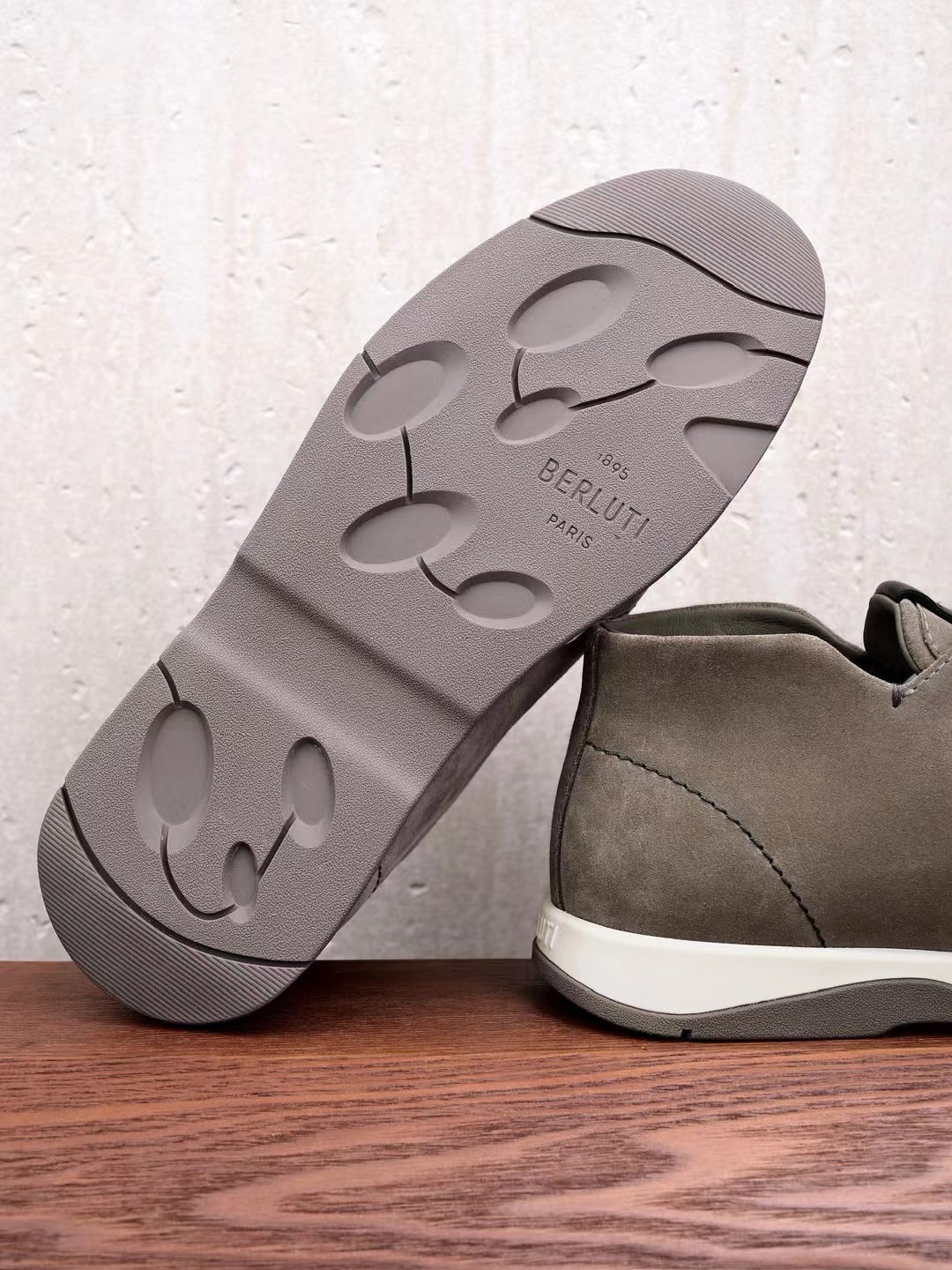 Berluti – Elegante Slip-On-Sneaker aus Veloursleder in Hellgrau Herren