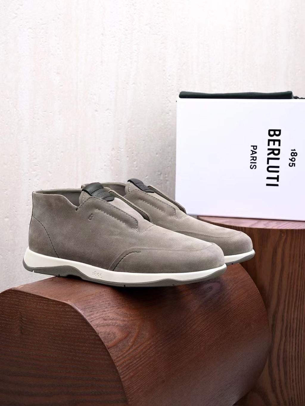 Berluti – Elegante Slip-On-Sneaker aus Veloursleder in Hellgrau Herren