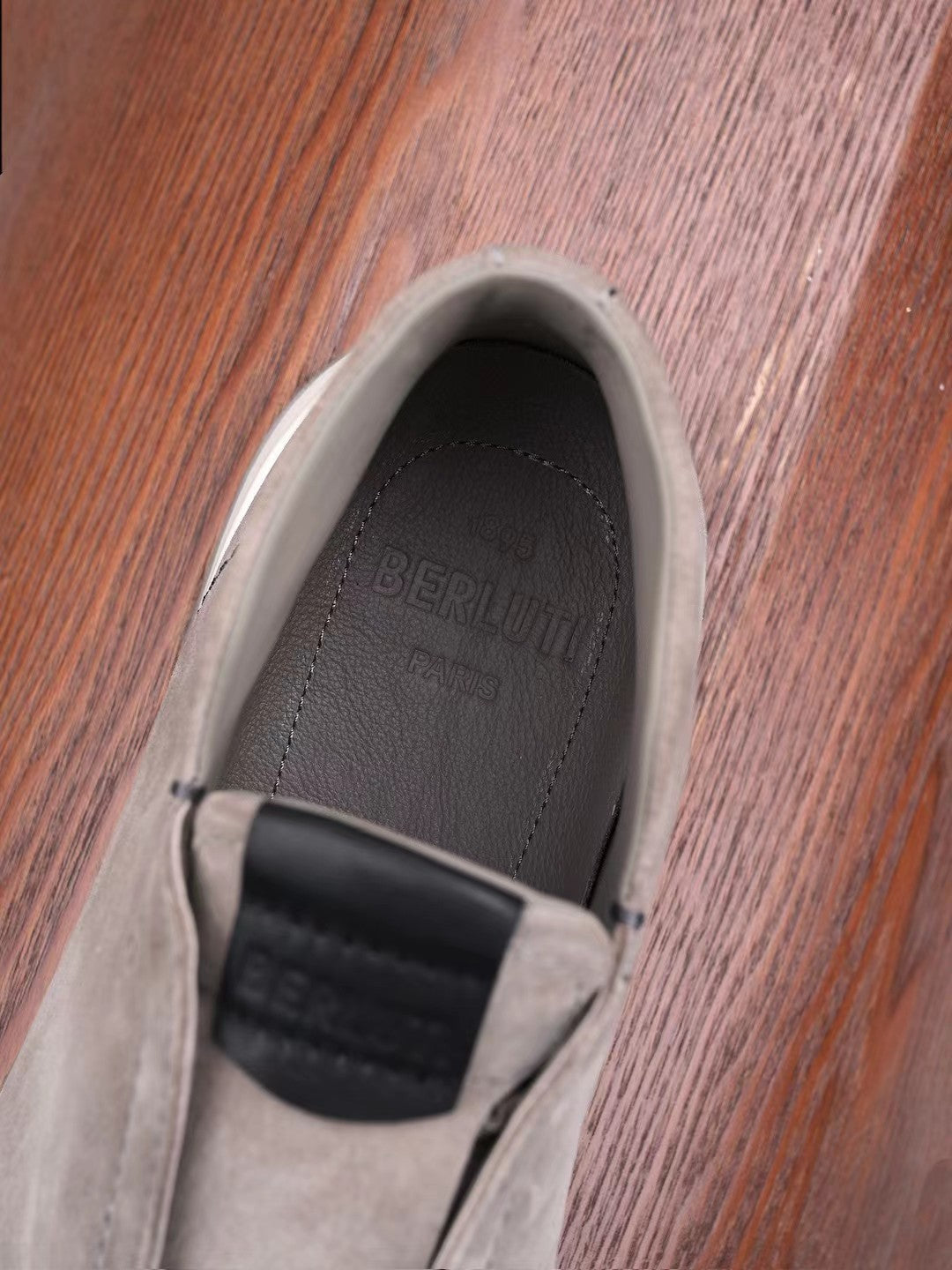 Berluti – Elegante Slip-On-Sneaker aus Veloursleder in Hellgrau Herren