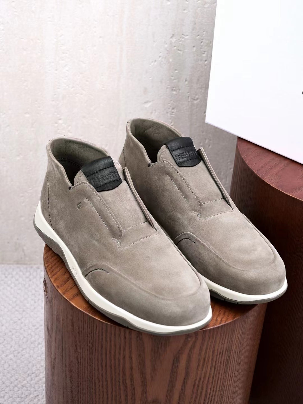 Berluti – Elegante Slip-On-Sneaker aus Veloursleder in Hellgrau Herren