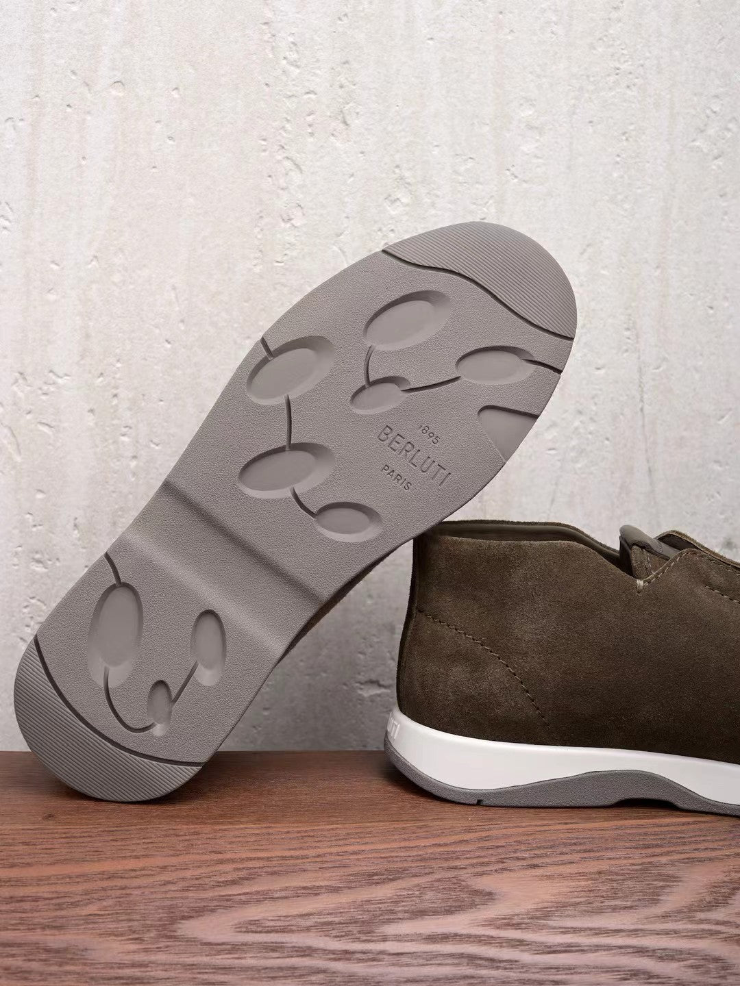 Berluti – Winter Slipper aus braunem Veloursleder mit Lammfellfutter und Gummisohle