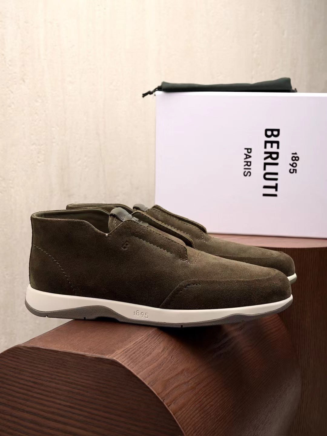 Berluti – Winter Slipper aus braunem Veloursleder mit Lammfellfutter und Gummisohle