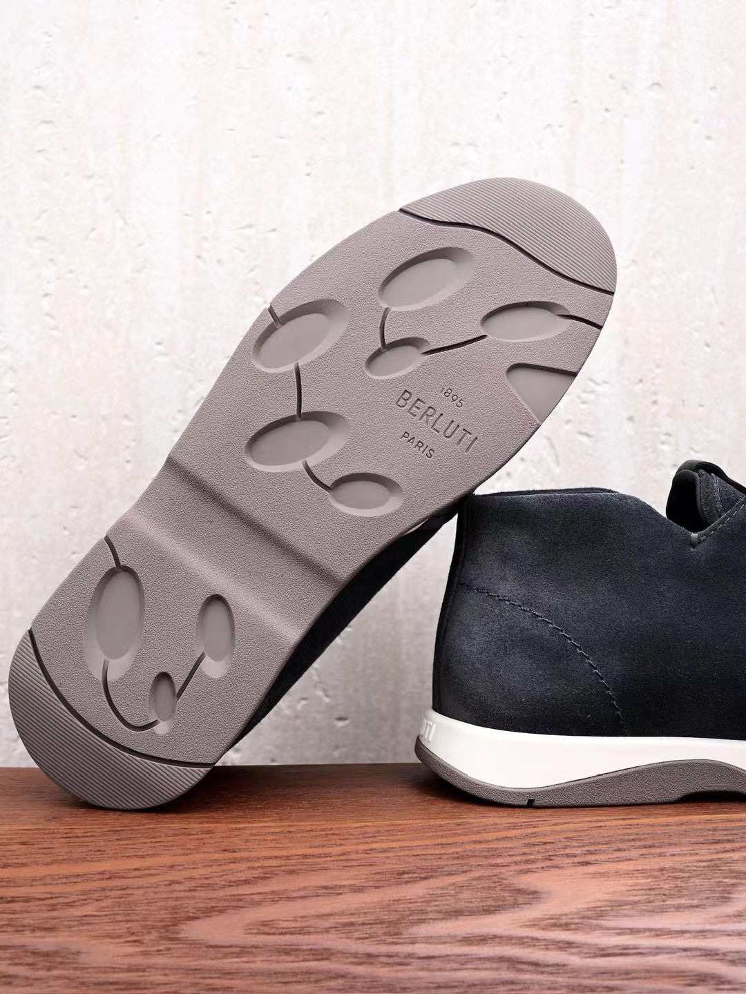 Berluti – Winter Slipper aus grauem Veloursleder mit Lammfellfutter und Gummisohle