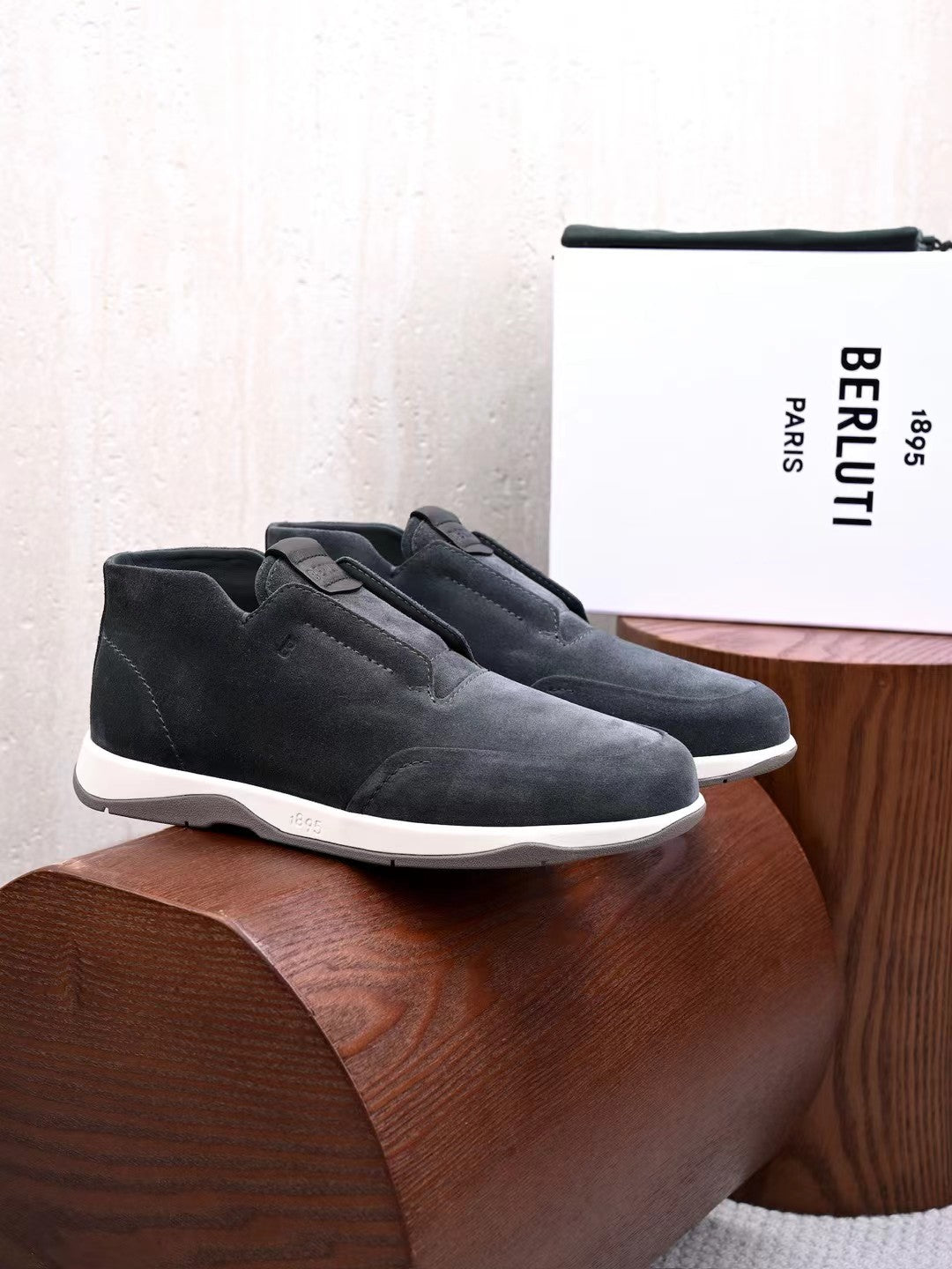 Berluti – Winter Slipper aus grauem Veloursleder mit Lammfellfutter und Gummisohle