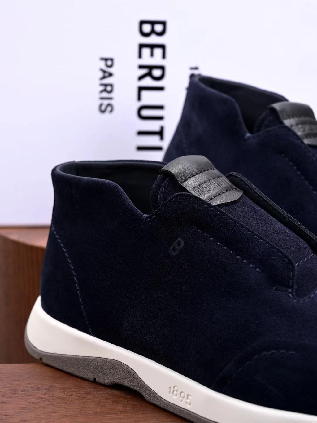 Berluti – Exklusive Winter Slipper aus blauem Veloursleder mit Lammfellfutter