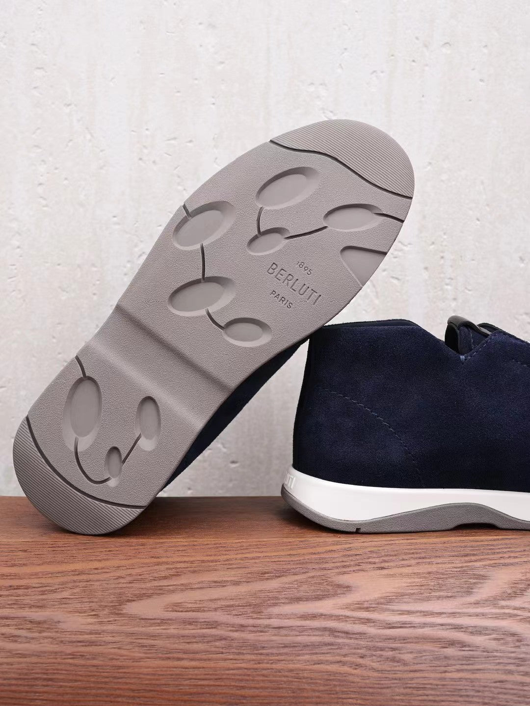 Berluti – Exklusive Winter Slipper aus blauem Veloursleder mit Lammfellfutter