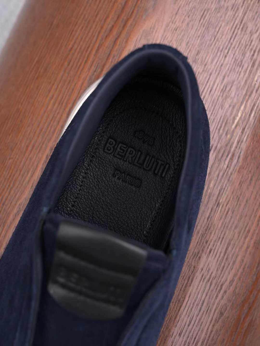 Berluti – Exklusive Winter Slipper aus blauem Veloursleder mit Lammfellfutter