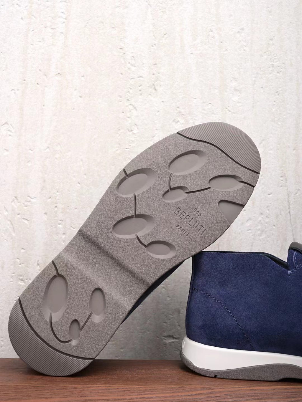 Berluti – Exklusive Winter Slipper aus blauen Veloursleder mit Lammfellfutter