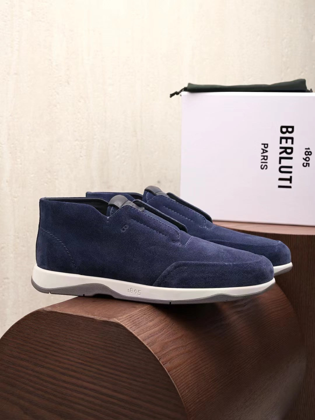 Berluti – Exklusive Winter Slipper aus blauen Veloursleder mit Lammfellfutter
