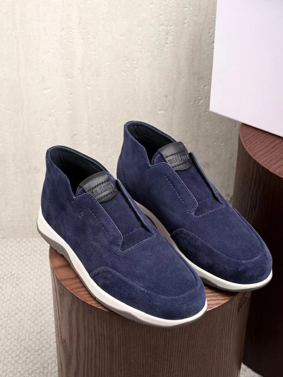 Berluti – Exklusive Winter Slipper aus blauen Veloursleder mit Lammfellfutter
