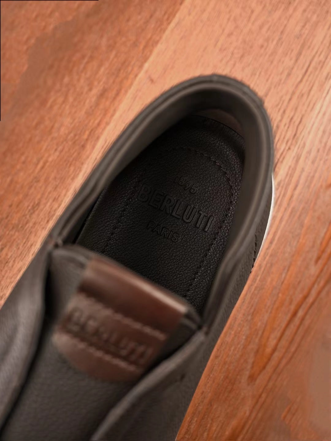 Berluti – Exklusive Winter Slipper aus braunem Leder mit Lammfellfutter