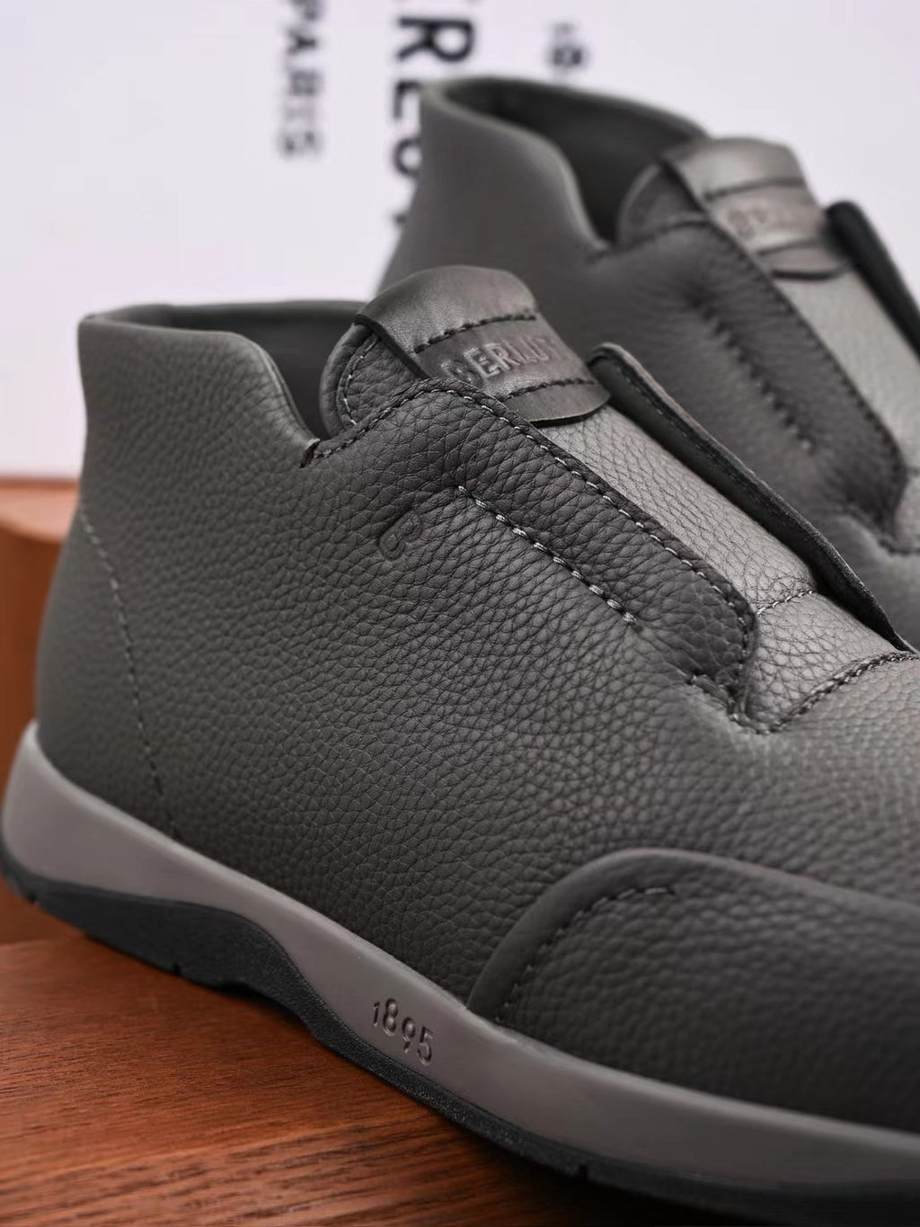 Berluti – Exklusive Winter Slipper aus grauem Leder mit Lammfellfutter