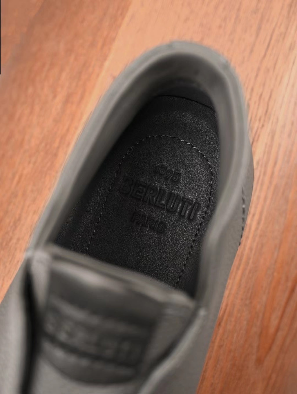 Berluti – Exklusive Winter Slipper aus grauem Leder mit Lammfellfutter