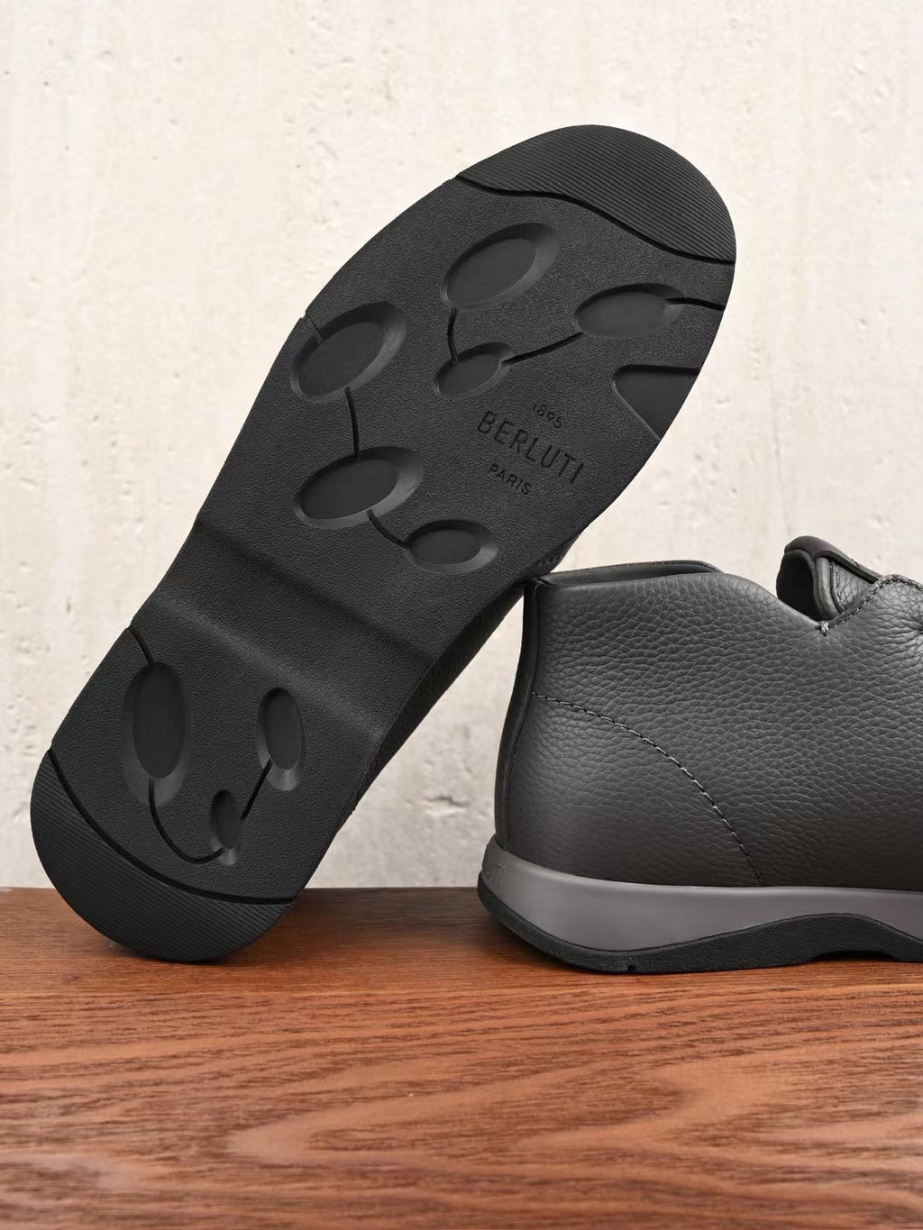 Berluti – Exklusive Winter Slipper aus grauem Leder mit Lammfellfutter