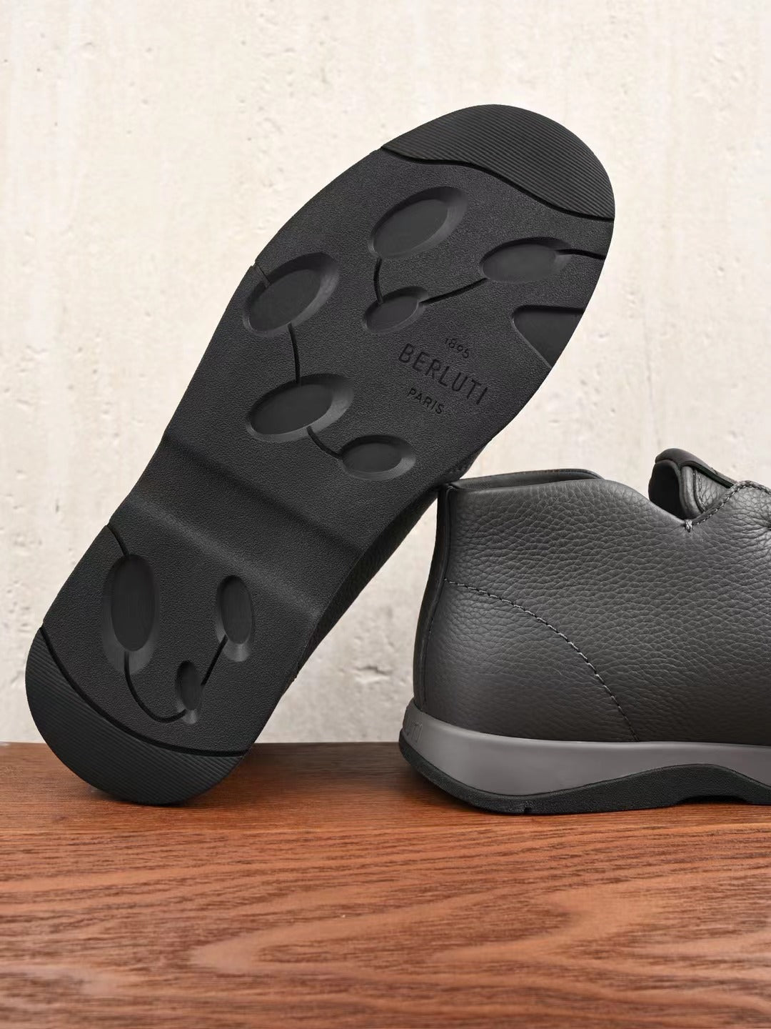 Berluti – Exklusive Winter Slipper aus grauem Leder mit Lammfellfutter