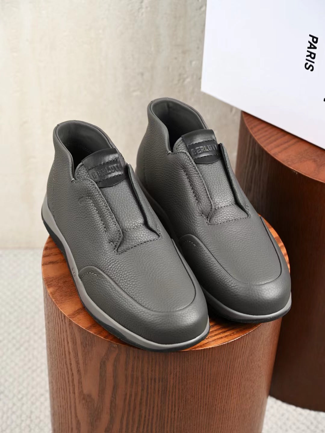 Berluti – Exklusive Winter Slipper aus grauem Leder mit Lammfellfutter