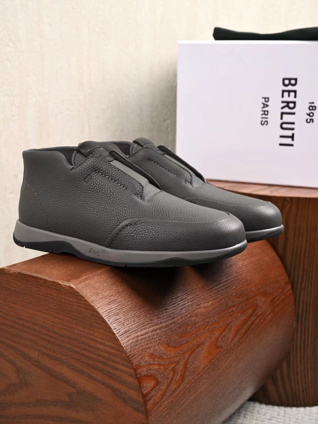 Berluti – Exklusive Winter Slipper aus grauem Leder mit Lammfellfutter