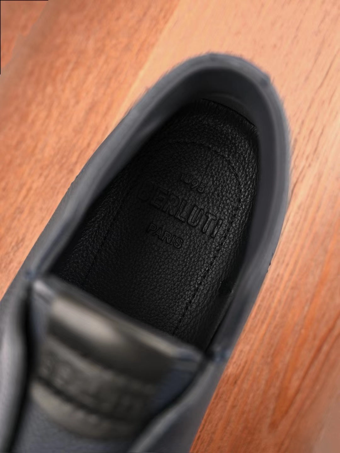 Berluti – Exklusive Winter Slipper aus navyblauem Leder mit Lammfellfutter