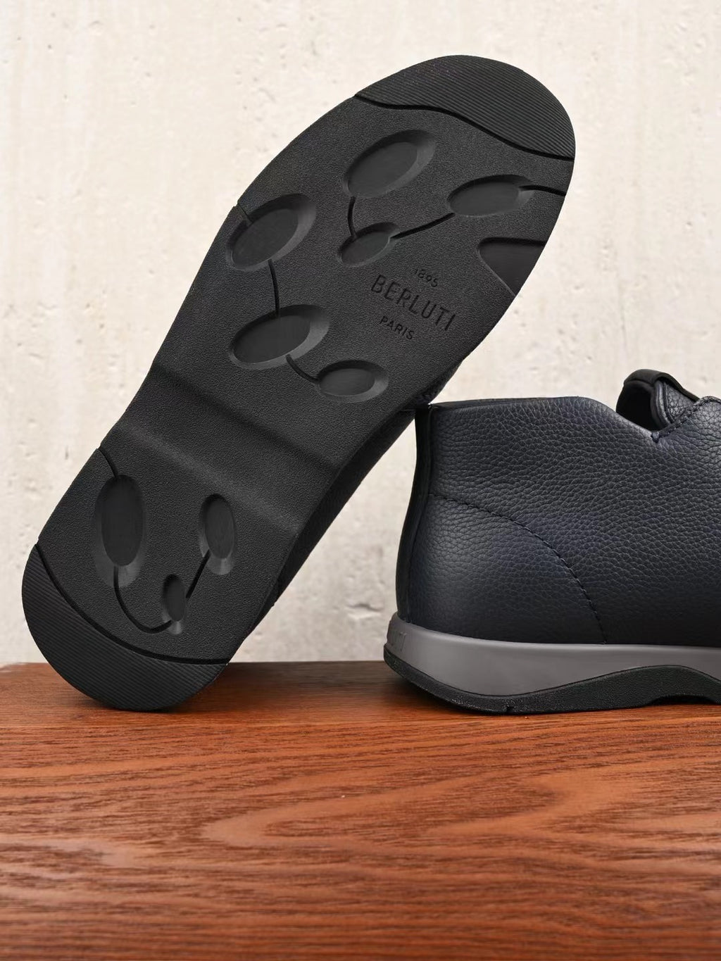 Berluti – Exklusive Winter Slipper aus navyblauem Leder mit Lammfellfutter