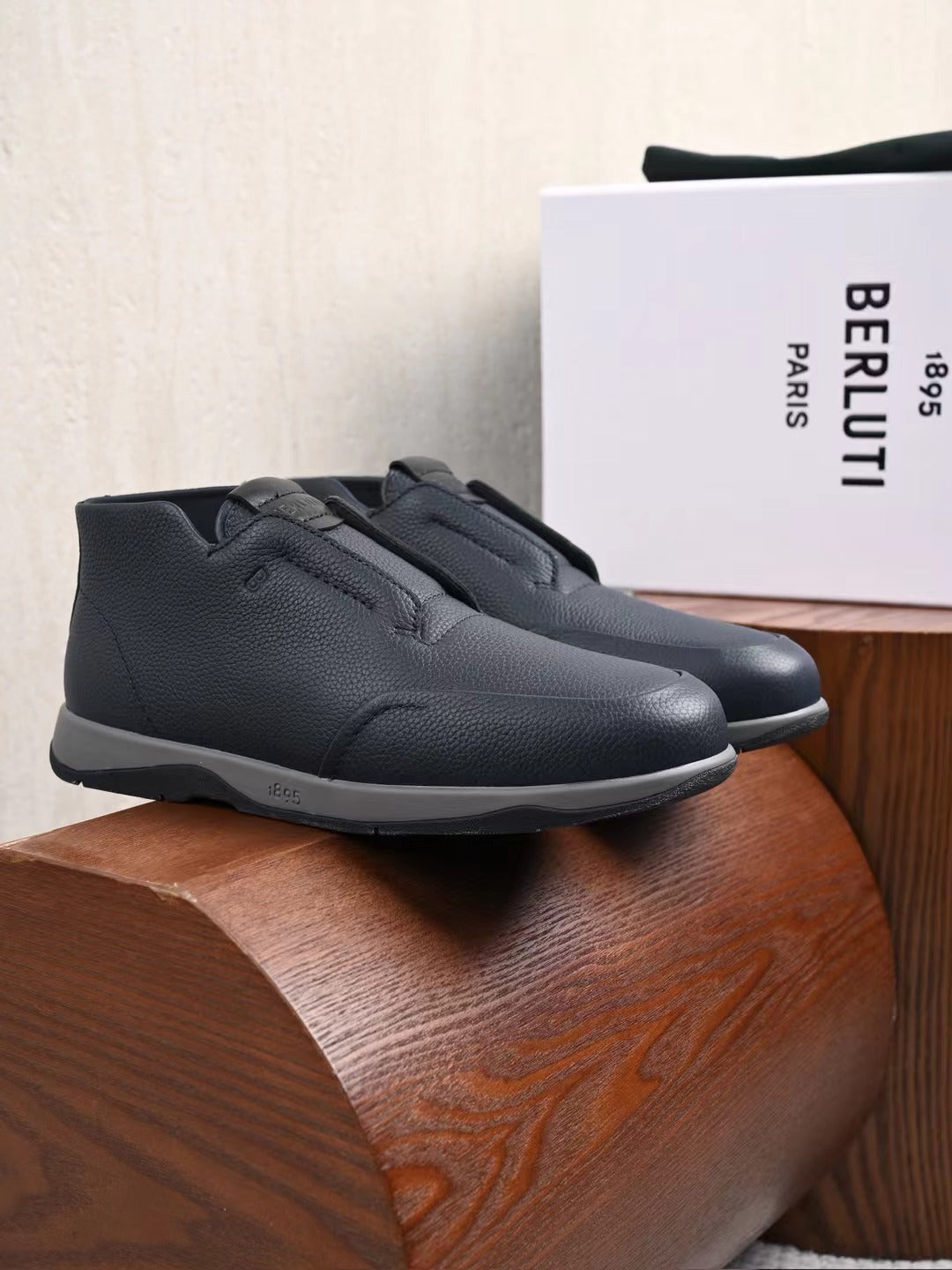 Berluti – Exklusive Winter Slipper aus navyblauem Leder mit Lammfellfutter