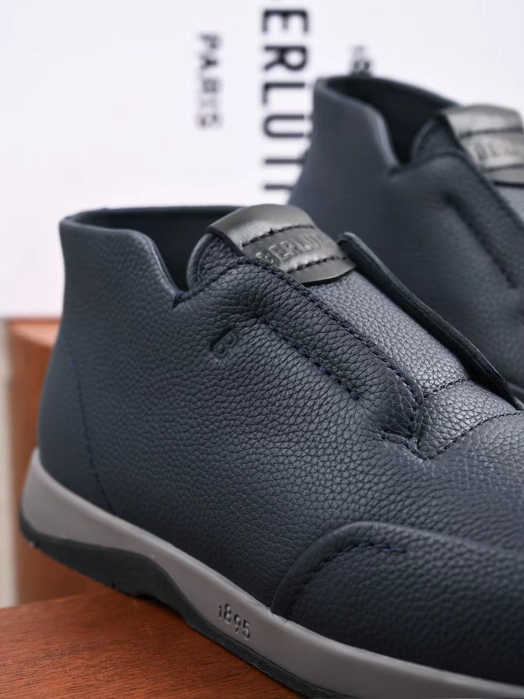 Berluti – Exklusive Winter Slipper aus navyblauem Leder mit Lammfellfutter