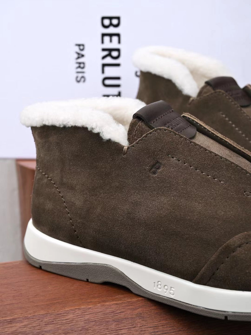 Berluti – Luxurioese Winter Slipper aus dunkelbraunem Veloursleder mit Lammfellfutter