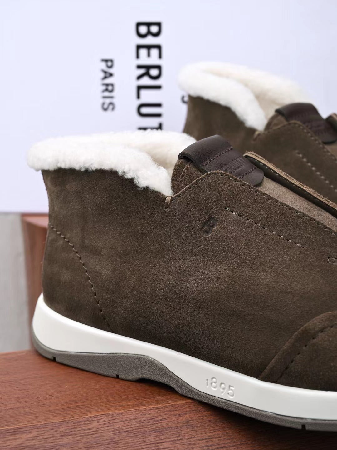 Berluti – Luxurioese Winter Slipper aus dunkelbraunem Veloursleder mit Lammfellfutter