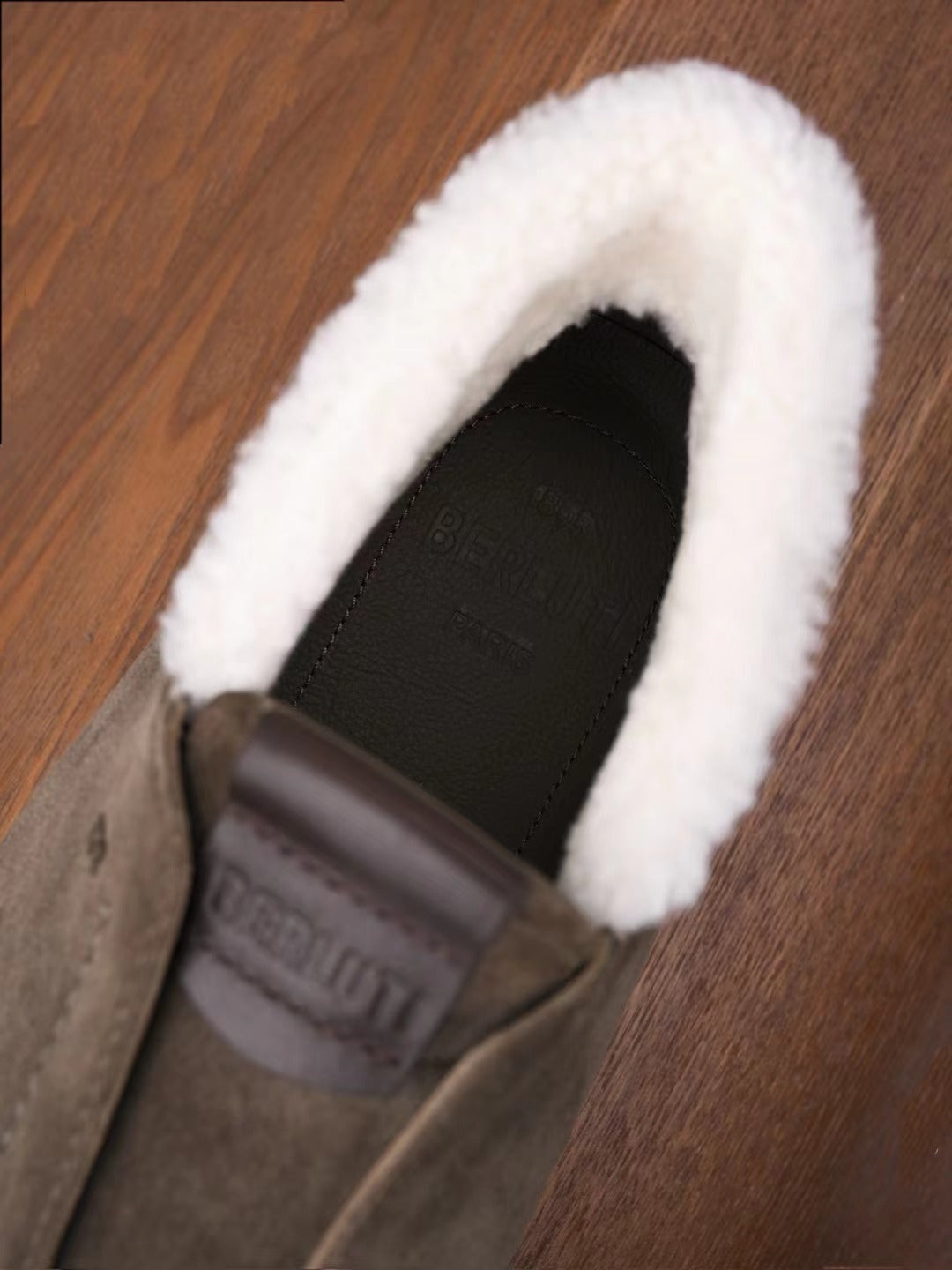 Berluti – Luxurioese Winter Slipper aus dunkelbraunem Veloursleder mit Lammfellfutter