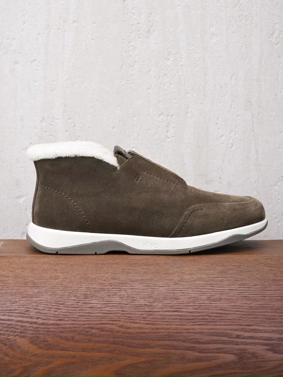 Berluti – Luxurioese Winter Slipper aus dunkelbraunem Veloursleder mit Lammfellfutter