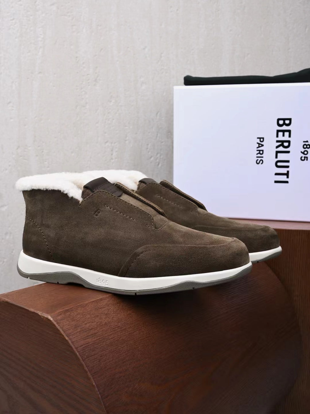 Berluti – Luxurioese Winter Slipper aus dunkelbraunem Veloursleder mit Lammfellfutter