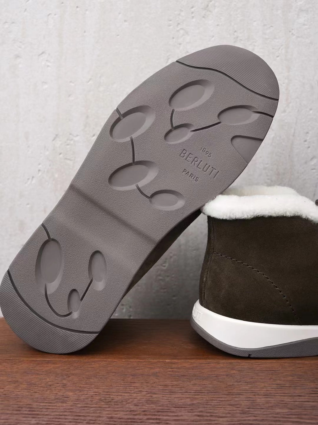 Berluti – Luxurioese Winter Slipper aus dunkelbraunem Veloursleder mit Lammfellfutter