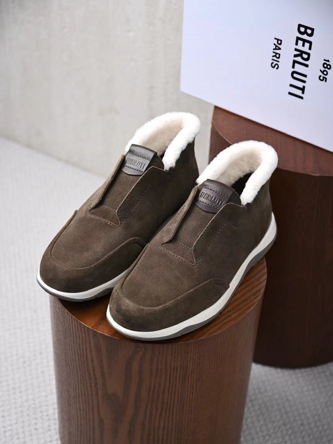 Berluti – Luxurioese Winter Slipper aus dunkelbraunem Veloursleder mit Lammfellfutter