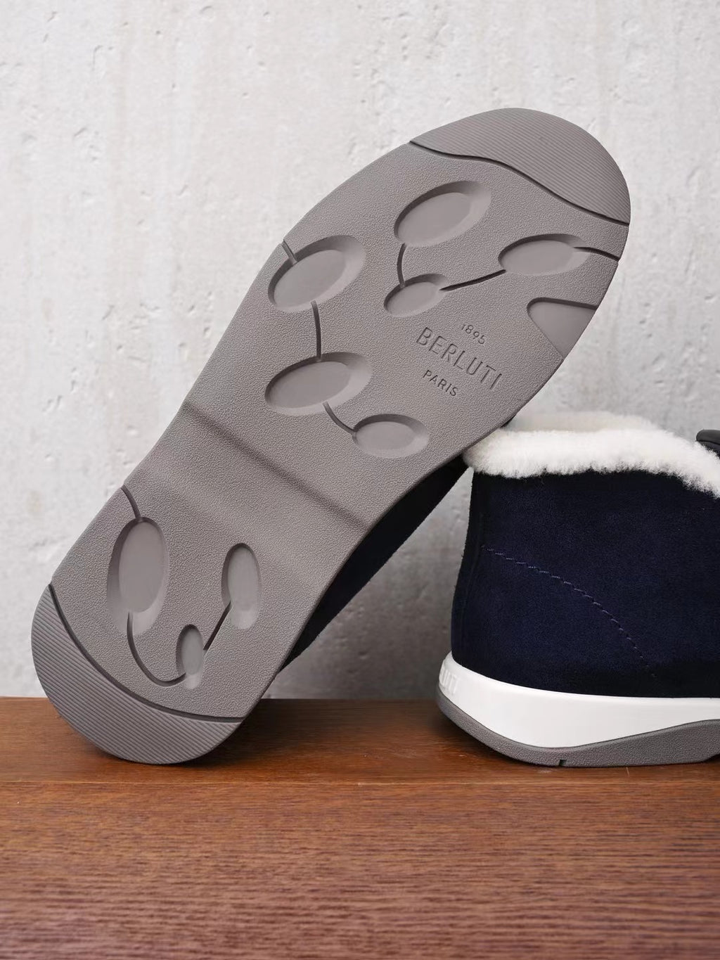 Berluti – Luxurioese Winter Slipper aus navyblauem Veloursleder mit Lammfellfutter