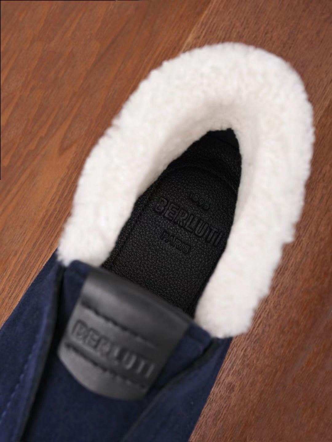Berluti – Luxurioese Winter Slipper aus navyblauem Veloursleder mit Lammfellfutter